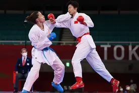 中国空手道“一姐”尹笑言遗憾摘银：与塞尔维亚选手战成1比1平，最终五名裁判三人判定对方获胜图片