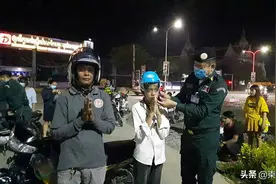柬埔寨一男孩未戴安全帽被拦，局长亲自送上一顶图片