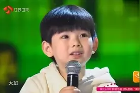 4岁小男孩稚嫩奶音为全地球人献唱一曲，笑容太暖心了，超级好听图片