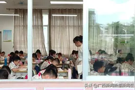 南宁中小学开始全面落实“双减”有关部署要求，部分学校严禁教师给家长布置作业图片