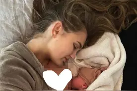 恭喜！25岁维密天使罗梅产女，晒哺乳照片肚大如球让人心疼图片