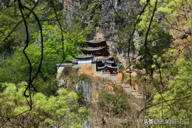 云南深山有座寺庙，建在悬崖上距今千年，独自居住着一位中年男子图片