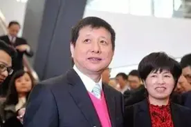 周建灿不做公务员，下海经商，野心过大，负债百亿，49人追债图片