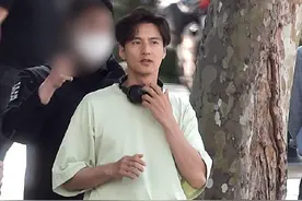元彬被抓拍生图，还是和以前一样的帅。已经43岁了还是状态那么好图片