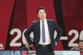 李春江正式回归，杜锋郭士强客串当裁判，巩晓彬重新执掌球队图片