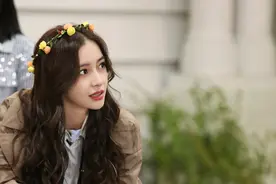 杨颖新综《巧手侦探》好评如潮,，头戴花环温柔甜美 ，综艺感爆棚图片