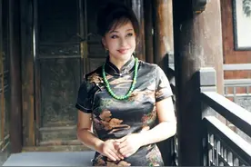刘晓庆终于放弃装嫩，穿印花旗袍气质优雅，这才是64岁该有的样子图片