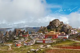 全世界最高的公共厕所，海拔近5000米，脚下是悬崖，游客：不敢上图片