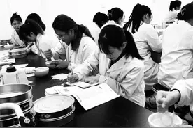 逆境中“跳舞”的女孩图片
