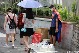 打工小夫妻双双失业，又遭女儿患病，无奈扮超人街头卖鞋图片