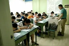 补完课家长马上举报老师，评论一边倒指责，真正的受害者却被忽略图片
