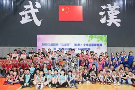 携手姚基金慈善赛，武汉小学生“苗苗杯”上撒欢打篮球图片