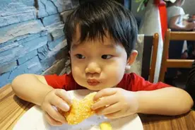 劝告家长：孩子6岁之前，4种食物不能喂，太伤脾胃，请重视图片