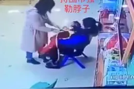 幼儿园老师抱着孩子，另一名老师“负责”扇耳光，爸爸冲进教室图片