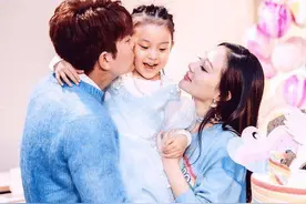 贾乃亮特意抽空陪女儿上舞蹈课，甜馨一见爸爸即开心得蹦蹦跳跳图片