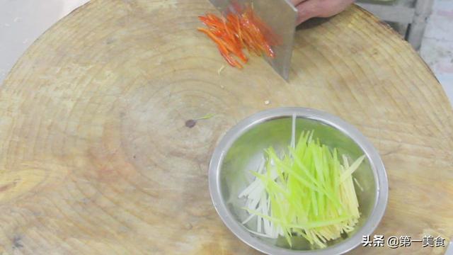 清蒸鲈鱼最简单的做法 2026年清蒸鲈鱼最简单的做法是什么?蒸几分钟最