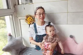 57岁青岛姥姥意外走红！时尚带娃两不误，减龄穿搭连女儿都羡慕图片