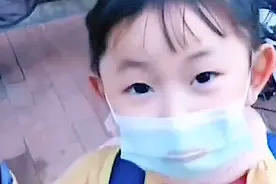 “妈妈，耳朵听不见了，换个电池吧”，小女孩的话刺痛了母亲的心图片