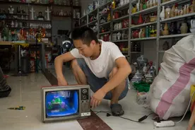 电视能养鱼能听歌，废酒瓶也能变成工艺品，看山东小伙咋变废为宝图片