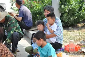 4个萌娃陪奶奶卖土货，乖巧、懂事席地而坐，六旬老人治家有方图片