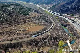 京郊居庸关长城脚下的“开往春天的列车”成了今春最美风景图片