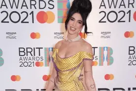 女星杜阿·利帕（Dua Lipa）出席活动，看起来很时尚靓丽图片
