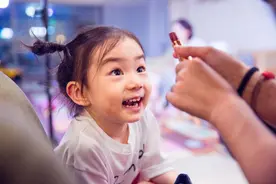 “爱美男孩”走红，边写作业边敷面膜，网友：贫穷限制了我的美图片