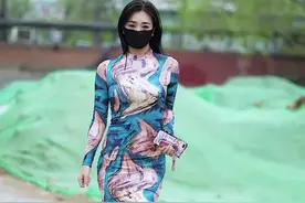 时尚街拍：大花包臀裙，穿出女性优雅之美图片