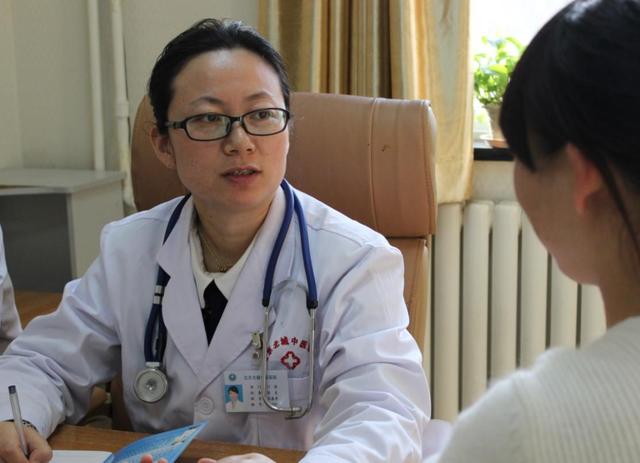地方性甲状腺肿大主要原因是碘缺乏，会导致甲状腺癌，气管软化等