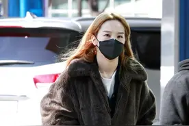 韩国国乐少女宋素姬穿短款貂皮大衣，加上牛仔裤和大头皮鞋很随性图片