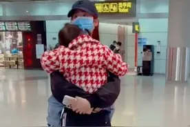 颖儿低调现身机场，抱着3岁孩子好吃力，身边不见老公和助理？图片