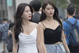 街拍 | 步行街上的热裤辣妹姐妹花，你敢看吗？图片