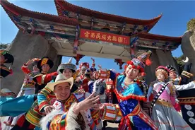 云南特有的15个少数民族图片