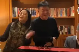 62岁姜育恒豪宅宴客，与妻子深情合唱，曾背债12年终过上好生活图片