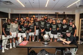 雄鹿连夜飞回密尔沃基！球迷夹道欢呼庆祝晋级，夺冠投票结果出炉图片