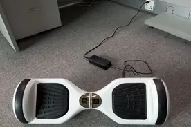 电动平衡车悄然兴起，是“代步神器”还是“火灾凶器”？图片