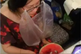 32张照片告诉你，人可以懒到什么地步，鞋子替人排队也是开眼界了图片