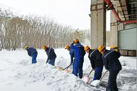 鞍钢：暴雪撼不动 钢铁自沸腾图片