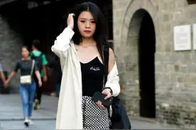 路人街拍：清纯大学生，身穿迷你小短裙，性感又不失可爱图片