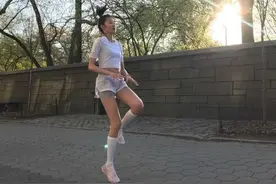 她被维密刷掉，被称丑萌“小精灵”，雎晓雯的身材却很出众图片