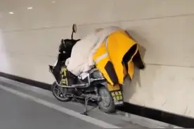 外卖小哥半夜躺电瓶车上在隧道睡觉图片