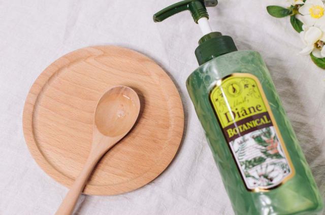 港风的高级感把可爱风秒成渣渣，18岁的袁咏仪造型成经典