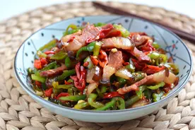 巨下饭的辣椒炒腊肉，炒之前多一步，腊肉香润不柴老人都能吃图片