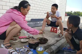 80后夫妻床车穷游西藏，扎帐篷时四处被赶，只能露宿街头（三）图片