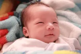 1岁儿子平时总爱摸头，妈妈急忙送去检查，医生的话让她庆幸不已图片