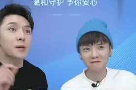 鹿晗是借了关晓彤的口红吗？穿卫衣上直播卖货，脸精致得像女孩子图片