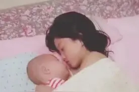 两姐妹搂在一起睡觉，妈妈掀开被子一看，被子下的场景太温馨图片