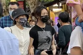 章子怡携小苹果逛街被偶遇，挽继女的手像姐妹，人群中气质出众图片