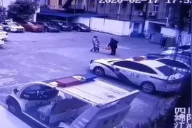 绵阳小男孩使出吃奶劲给民警送苹果，放下苹果撒腿就跑视频封面