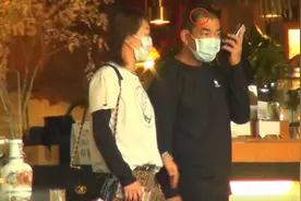 任贤齐携“丑妻”逛闹市，十指相扣贴心搀扶护妻，爱妻老态明显？图片